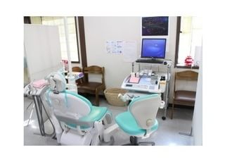 診療チェアではモニターも使いながら説明を行い、ご理解いただいた上で治療を進めております。