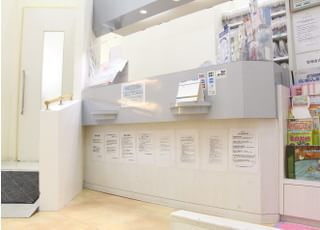 白を基調とした受け付けです