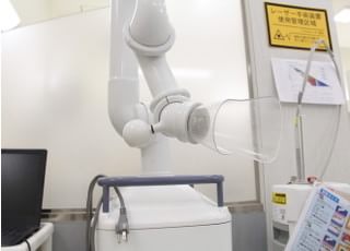 口腔外バキュームを使用して治療の際に粉塵がまき散らないようにしております