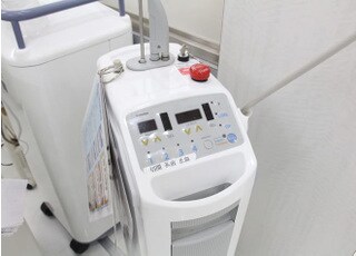 お口の状況にあわせて患者さまの負担を軽くするレーザー機器を使用していきます