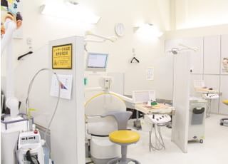 診療室は仕切りがあるため隣を気にせず治療に専念できる環境です