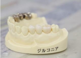 素材の模型を用意して患者さまがイメージしやすいようにしております