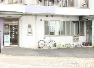 松本駅より徒歩5分の位置にある、百瀬歯科医院の外観です。