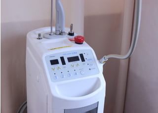 レーザー治療器を使い、痛みの少ない歯周病の治療を行えます。