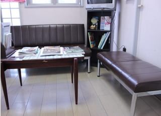 待合室です。大きなソファでおくつろぎください。