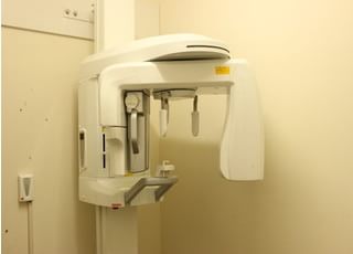 デジタルレントゲンを使い、X線照射量の少ない体に優しい撮影を行って診断します。