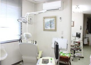 それぞれ仕切られた診療室で治療を受けられます。