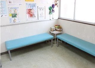 待合室です。水色のソファがあります。