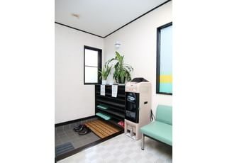 来院されましたら、スリッパに履き替えをお願いいたします。