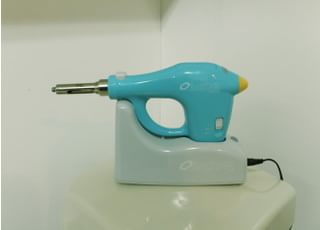 患者さまの負担を軽減する電動麻酔です。