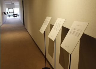 廊下などには、歯科医療に対するこだわりやメッセージが掲載されています。お時間のあるときにご覧ください。