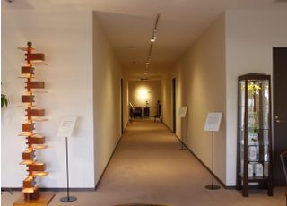 通路の先に受付がございます。