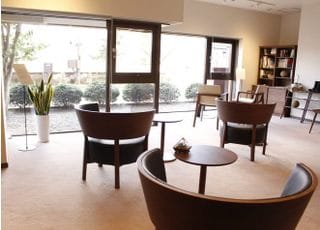 光が優しく差し込む、広々とした待合室です。