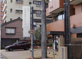 浅野川が左手、右手に医院はございます。