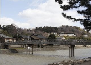 浅野川沿いにあります。