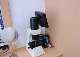 検査では顕微鏡も使用します。