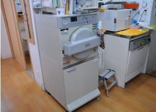 高圧力蒸気滅菌器で時間をかけて滅菌いたします。