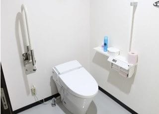 バリアフリーに対応したお手洗いです。