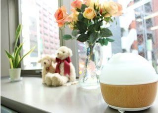 院内に花を飾るなど、患者様がリラックスできるように配慮しています。