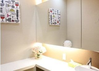 パウダールームです。診療前後のブラッシングや化粧直しの際に、ご利用ください。