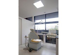 個室制の診療室です。窓に面しているので、開放感があります。