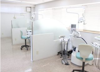 診療室は清潔感のある白を基調としております。