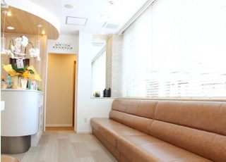 明るい日が差し込む、ゆったりとした待合スペースです。