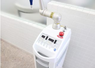 レーザー治療器です。こちらの機械を使用して、痛みを抑えた治療を行えます。