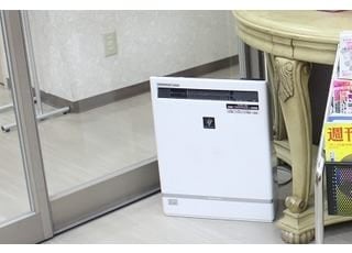 院内環境に配慮し、空気清浄機を設置しています。