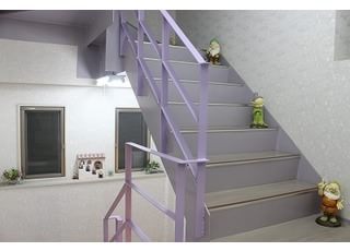 階段にも可愛い小物を飾っています。