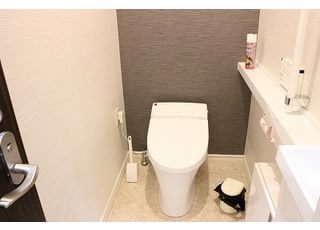 お手洗いには手すりを設置しています。