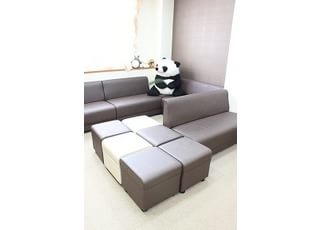 待合室にはソファや椅子がたくさんあります。