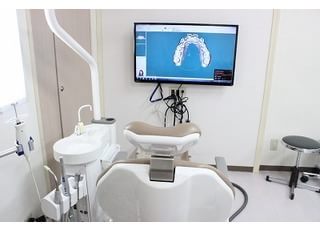 診療スペースです。モニターを使用して丁寧に説明をします。
