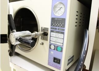 オートクレーブで治療機器を滅菌しております。
