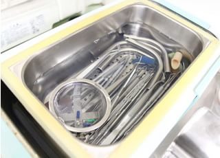 超音波洗浄機も使用することで、付着した微細な汚れを落とします。