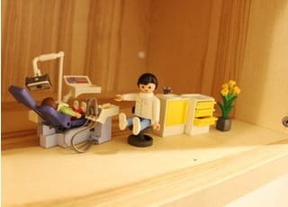 院内のインテリアにもこだわり、お子さまにも親しみやすい空間づくりを心がけております。