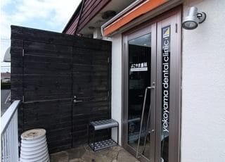 こちらの玄関からお入りください。スタッフが笑顔でお待ちしております。