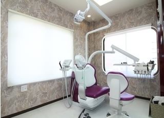 周りの目を気にせずに治療を受けられるよう、診療室はパーテーションで仕切っています。