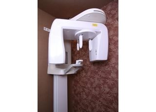 こちらのレントゲンで歯の状態を確認いたします。