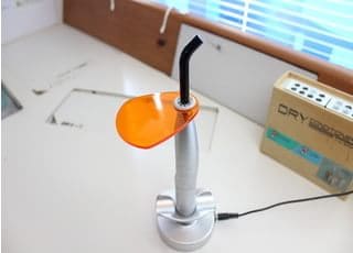 つめ物を硬化させる機器です。