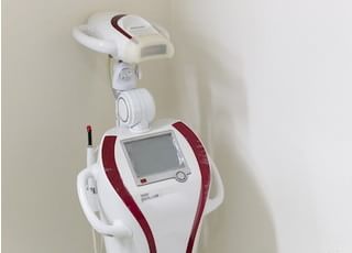 ホワイトニングの機械です。オフィスホワイトニングはホームホワイトニングよりも短期間で歯を白くできます。