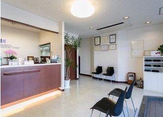 待合室です。椅子にお掛けになってお待ちください。