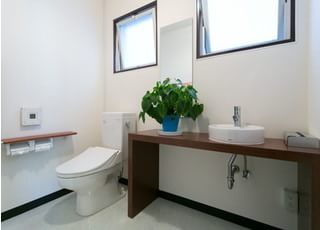 パウダールームです。治療終わりのお化粧直しなどにお使いください。