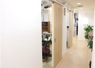 半個室の診療室になります。