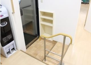 手すり付きの入口になります。