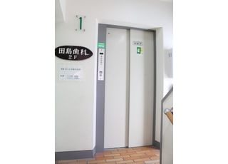 エレベータで2階へお上がりください。