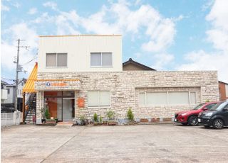 医院前に広い駐車場がございます。お車でお越しの場合はこちらをご利用ください。