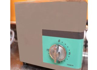 超音波洗浄器です。器具に付着した、血液やたんぱく質を取り除きます。