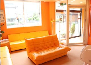 待合室もオレンジカラーにしています。