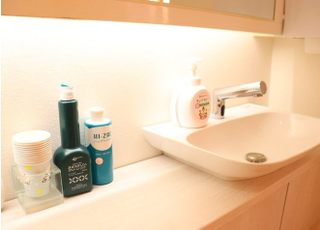 洗面台には、うがい液や紙コップを置いておりますので、ご自由にご利用ください。